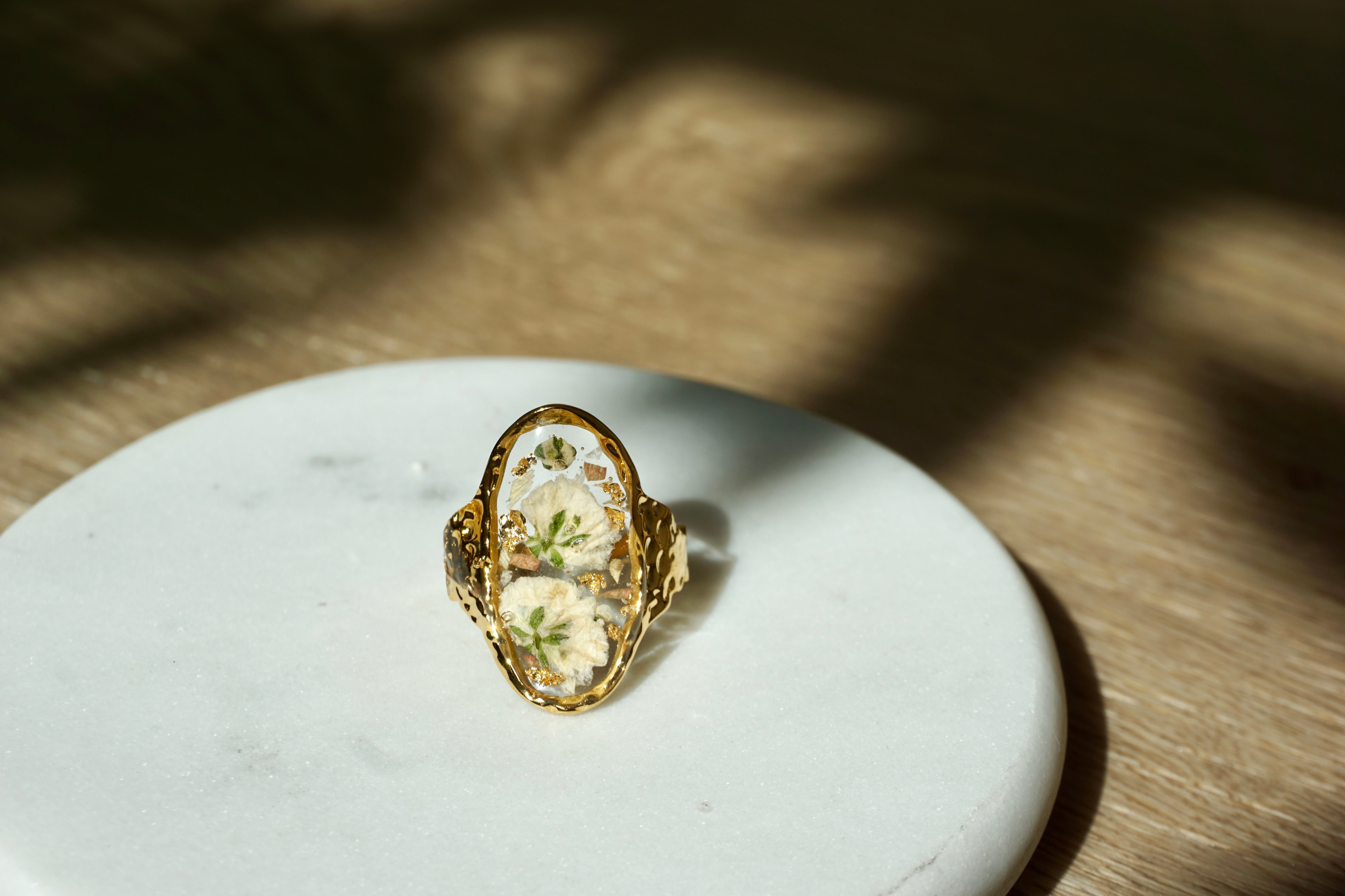 fleur blanche oval ring