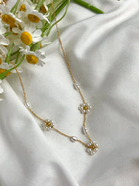 daisy blooms necklace