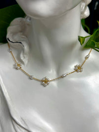 daisy blooms necklace