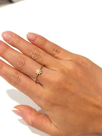 mini daisy ring