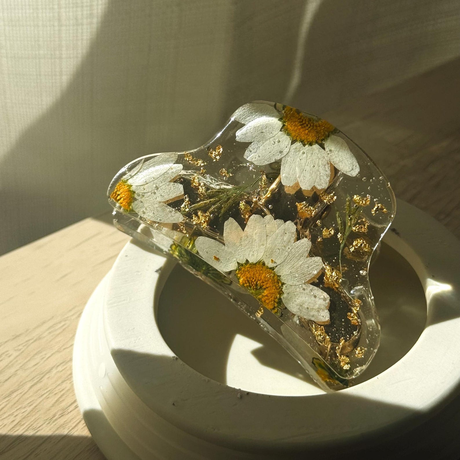 daisy resin hair claw