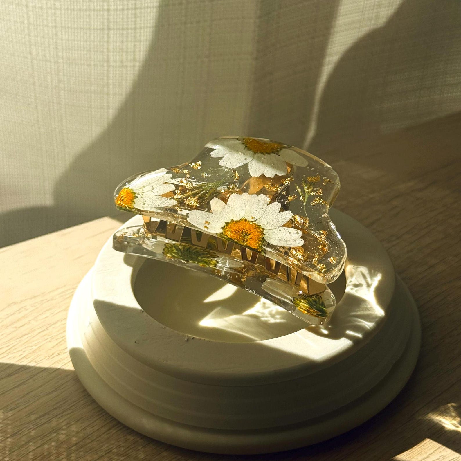 daisy resin hair claw