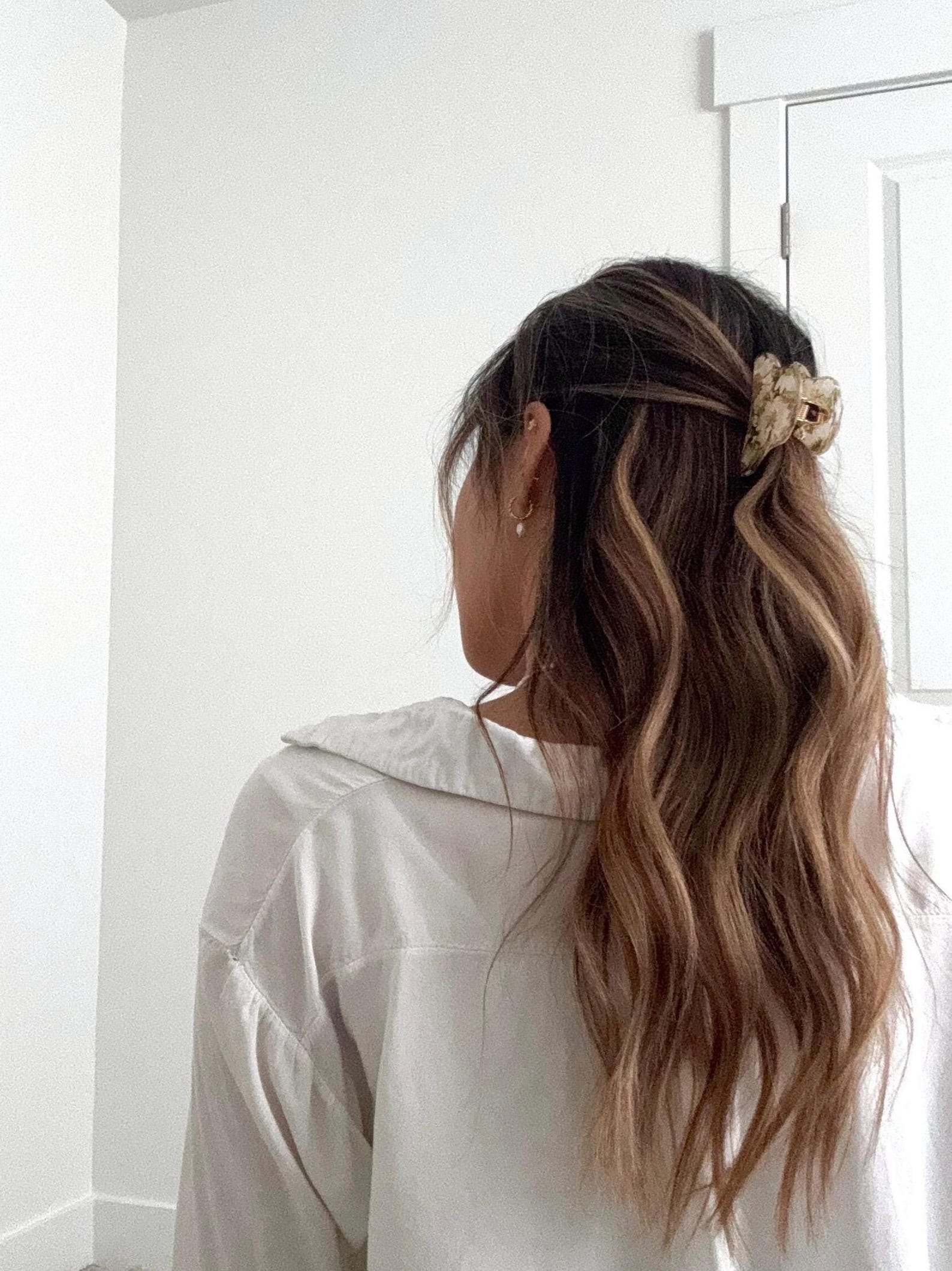 daisy resin hair claw